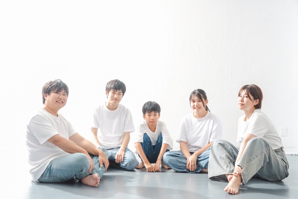 白Tシャツで床に座る家族5人