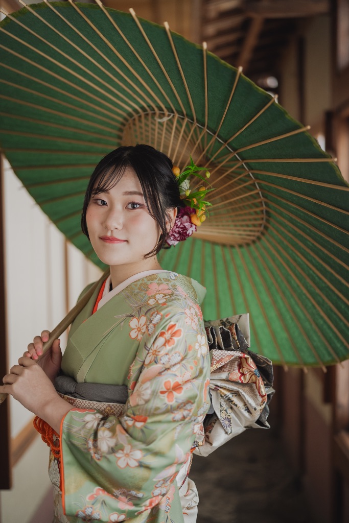緑の番傘と振袖の成人式ポートレート