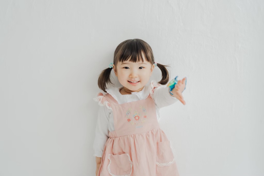 ピンクのエプロンドレスを着た女の子