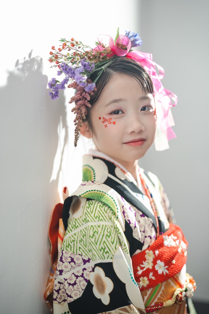 花飾りをつけた七五三の女の子