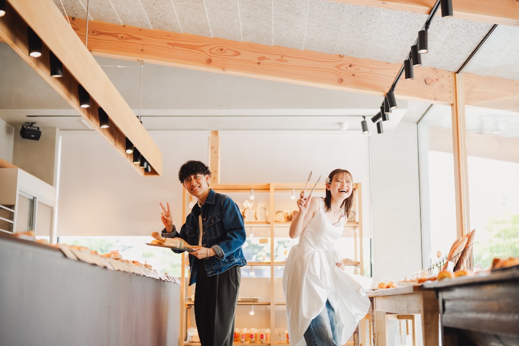 おしゃれなパン屋の中で楽しむカップル