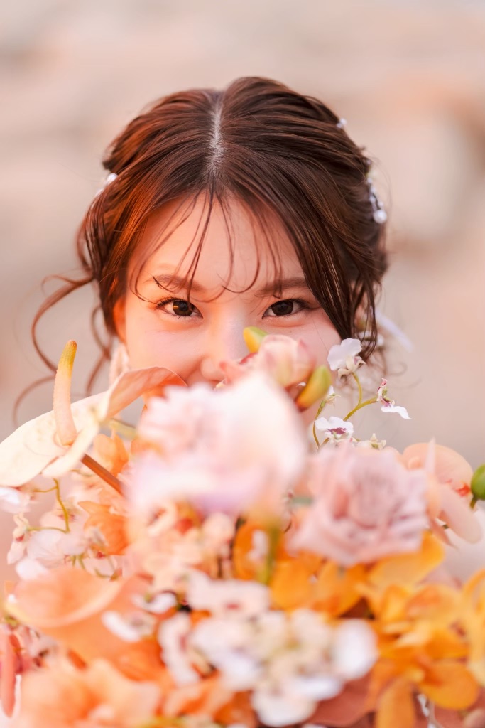 花束越しにのぞく花嫁のポートレート