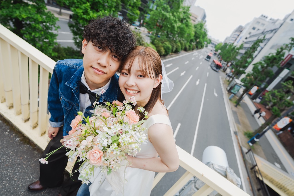 橋の上から見下ろしたカップルの俯瞰ショット