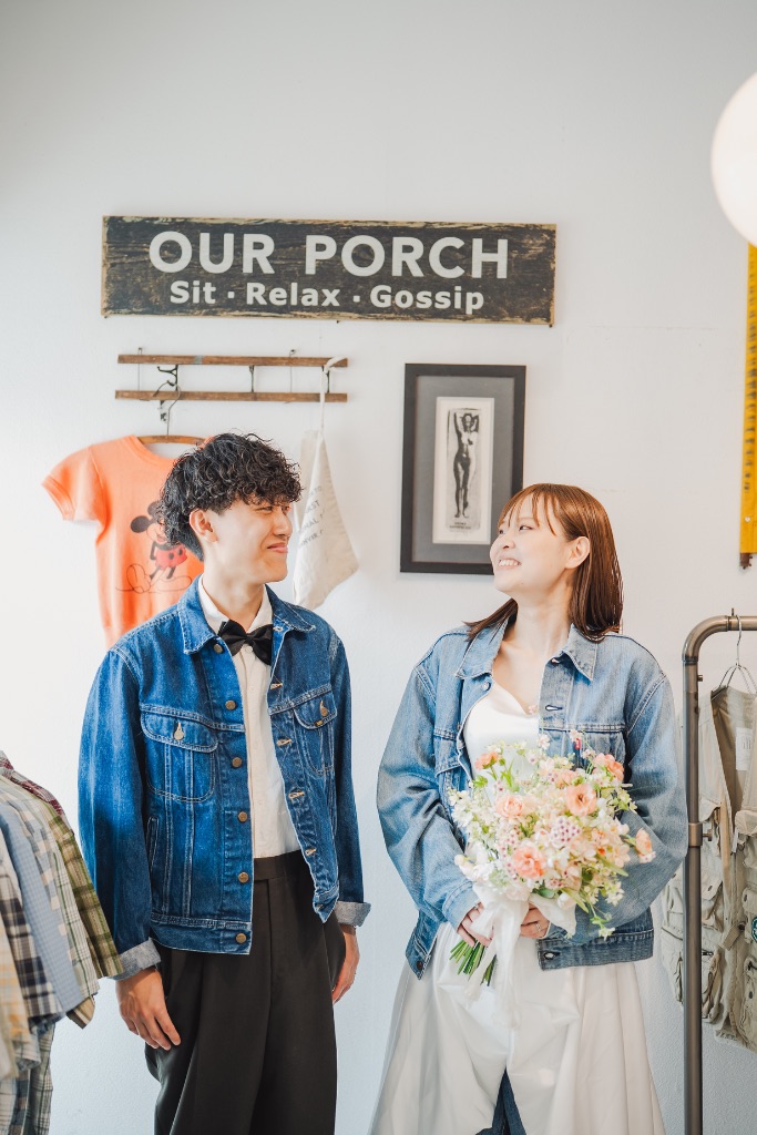 OUR PORCHのショップサインの前に立つカップル