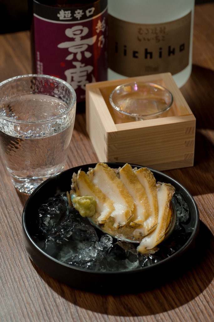 あわびと日本酒・升酒の組み合わせ