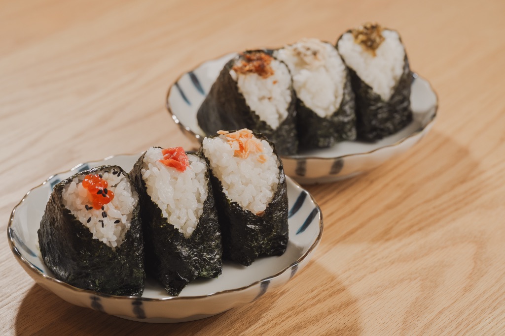 具材がのった海苔おにぎりのクローズアップ