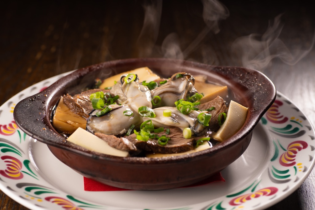 湯気立ち上る牡蠣と牛肉のどて鍋