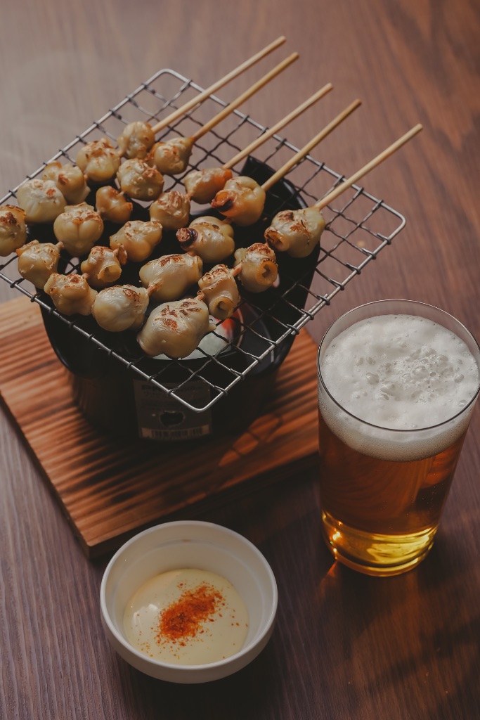 炭火焼き串盛りとビールの組み合わせ